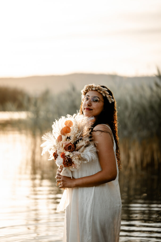 Photographe portrait Morez Jura Genève Lausanne Champagnole Lons-le-Saunier – femme avec couronne de fleurs et bouquet dans les roseaux d’un lac