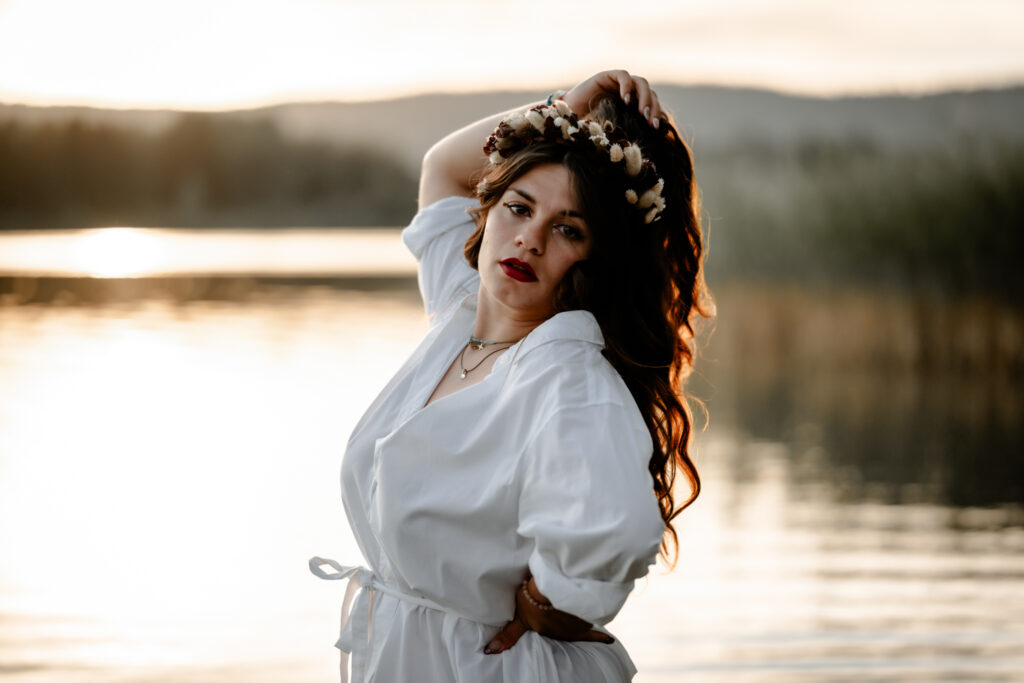 Photographe portrait Morez Jura Genève Lausanne Champagnole Lons-le-Saunier – femme en chemise blanche avec couronne de fleurs au bord d’un lac