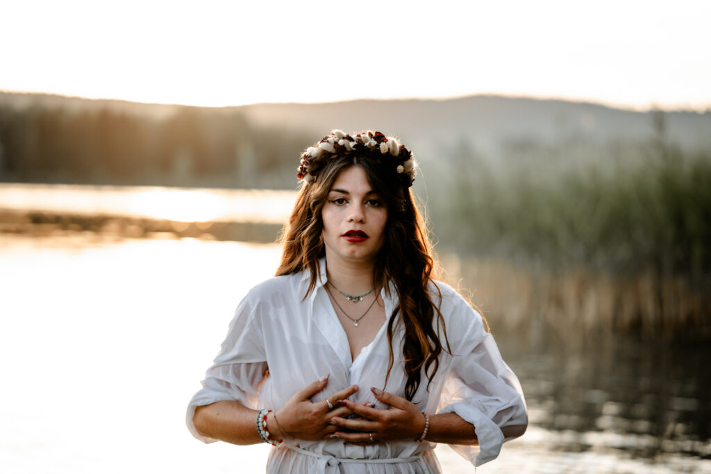 Photographe portrait Morez Jura Genève Lausanne Champagnole Lons-le-Saunier – femme en chemise blanche dans un lac au coucher du soleil