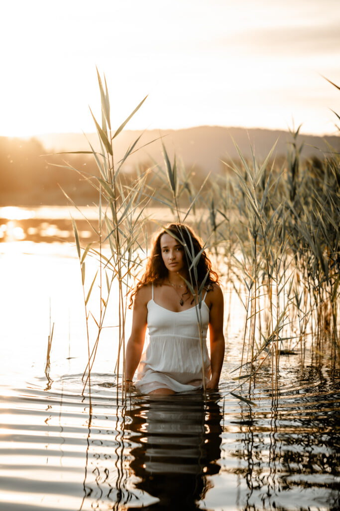 Photographe portrait Morez Jura Genève Lausanne Champagnole Lons-le-Saunier – femme dans l’eau au milieu des roseaux
