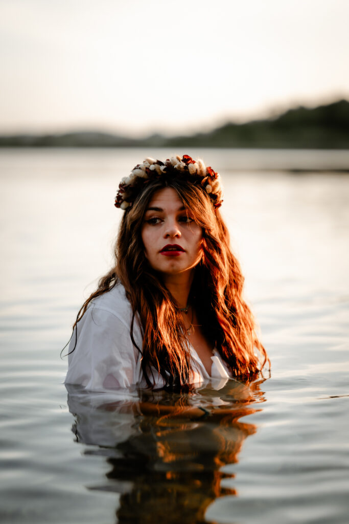 Photographe portrait Morez Jura Genève Lausanne Champagnole Lons-le-Saunier – femme avec couronne de fleurs dans l’eau d’un lac