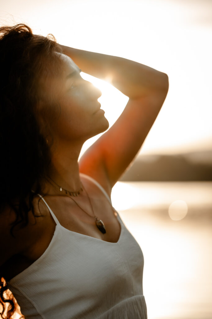 Photographe portrait Morez Jura Genève Lausanne Champagnole Lons-le-Saunier – portrait de femme à contre-jour au coucher du soleil