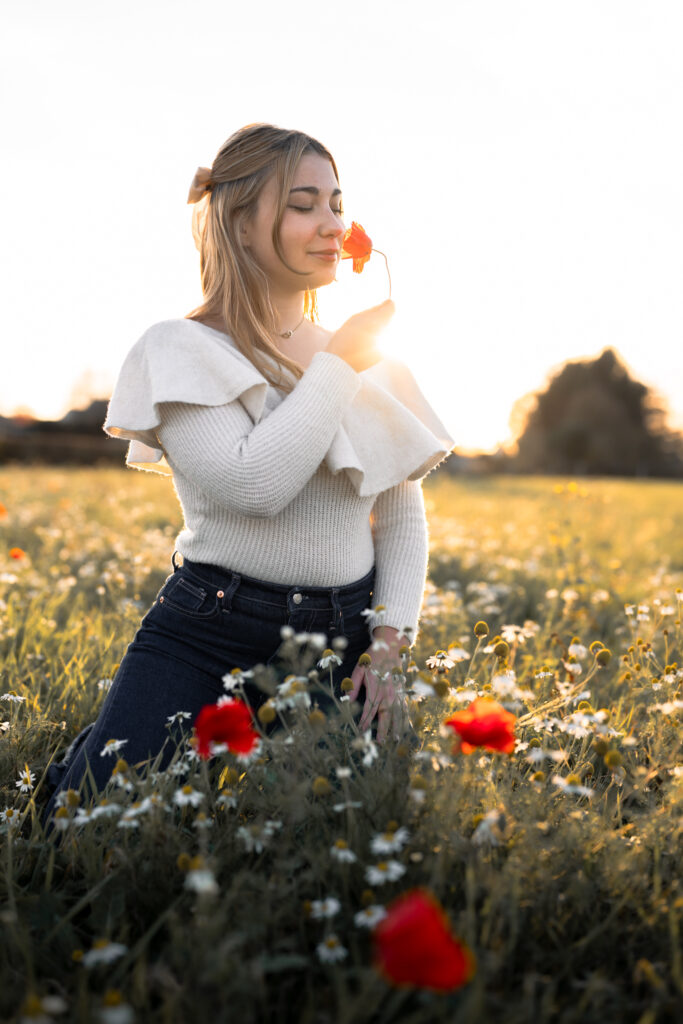 Photographe portrait Morez Jura Genève Lausanne Champagnole Lons-le-Saunier – femme respirant un coquelicot dans un champ fleuri