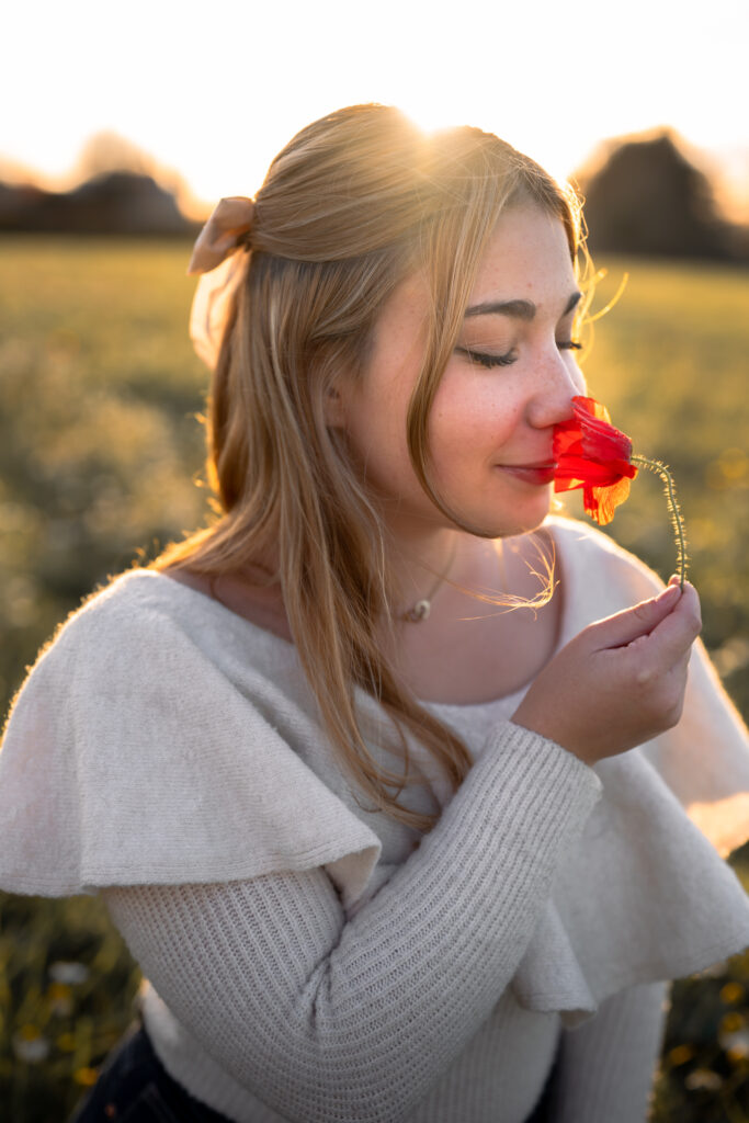 Photographe portrait Morez Jura Genève Lausanne Champagnole Lons-le-Saunier – femme respirant un coquelicot au soleil couchant