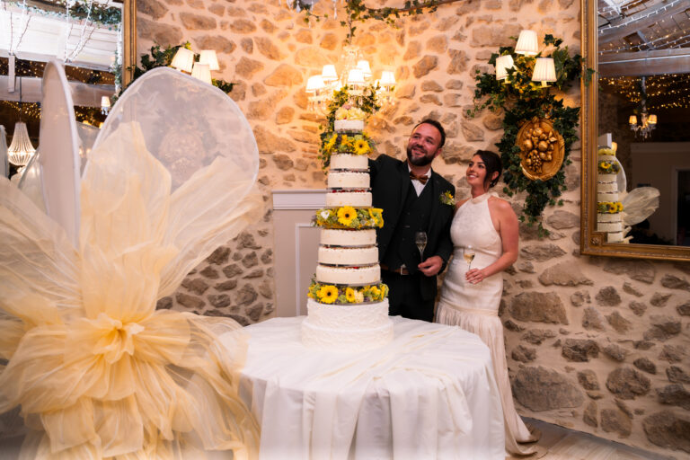 Photographe mariage Jura : mariés qui coupent leur gâteau