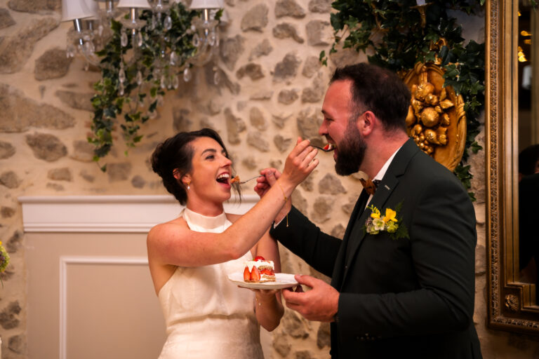Photographe mariage Jura : mariés qui se font goûter le gâteau