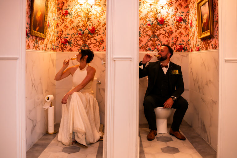 Photographe mariage Jura : mariés devant la table du gâteau dans une salle en pierre