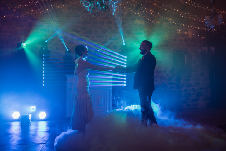 Photographe mariage Jura : première danse des mariés dans la fumée et les lasers