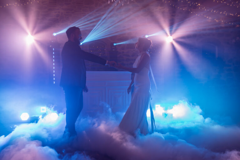 Photographe mariage Jura : mariés qui dansent sous les lasers colorés