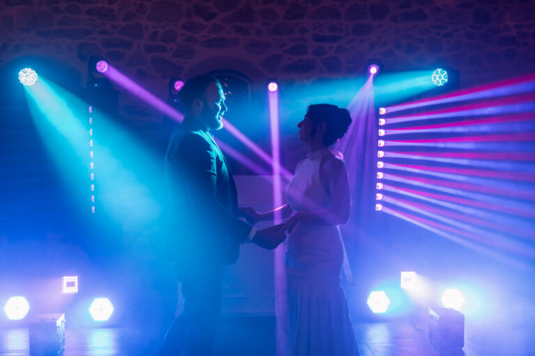 Photographe mariage Jura : ouverture de bal sous les faisceaux lumineux
