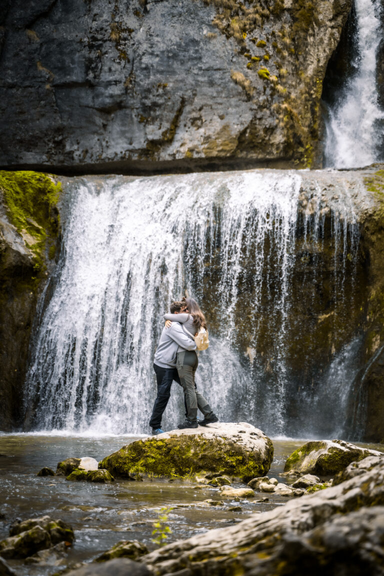 Photographe mariage couple Morez Jura Genève Lausanne Champagnole Lons-le-Saunier Besançon – couple enlacé devant une cascade
