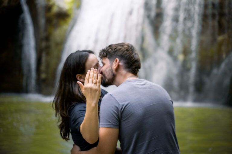 Photographe mariage couple Morez Jura Genève Lausanne Champagnole Lons-le-Saunier Besançon – couple s’embrassant devant une cascade