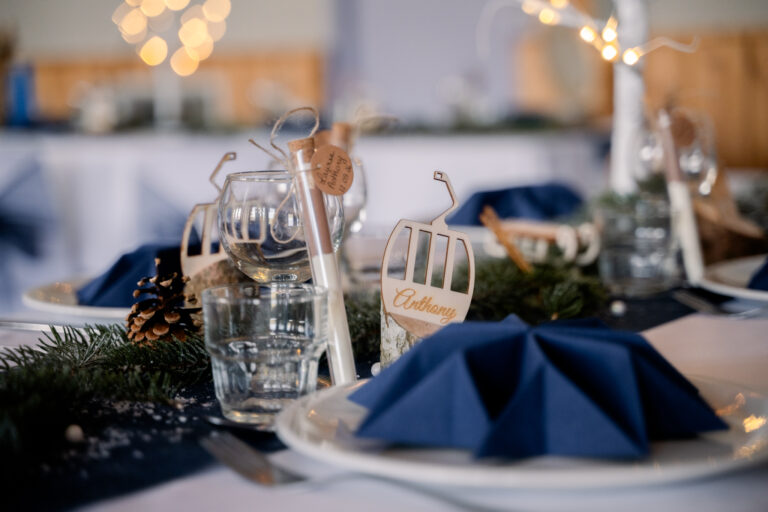 Photographe mariage Jura : tables dressées en bleu marine dans la salle