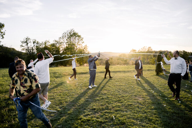 Photographe mariage Jura : invités qui s’amusent dans la lumière du soir