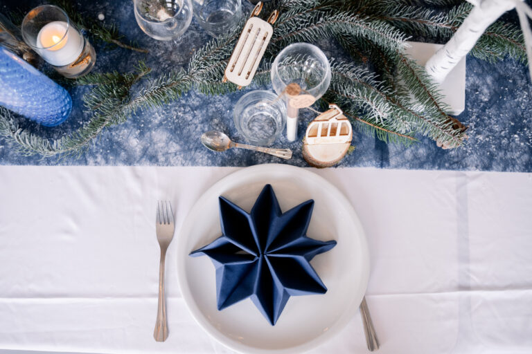 Photographe mariage Jura : assiette avec serviette pliée en étoile bleue
