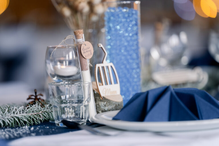 Photographe mariage Jura : table dressée en bleu marine avec serviettes en étoile
