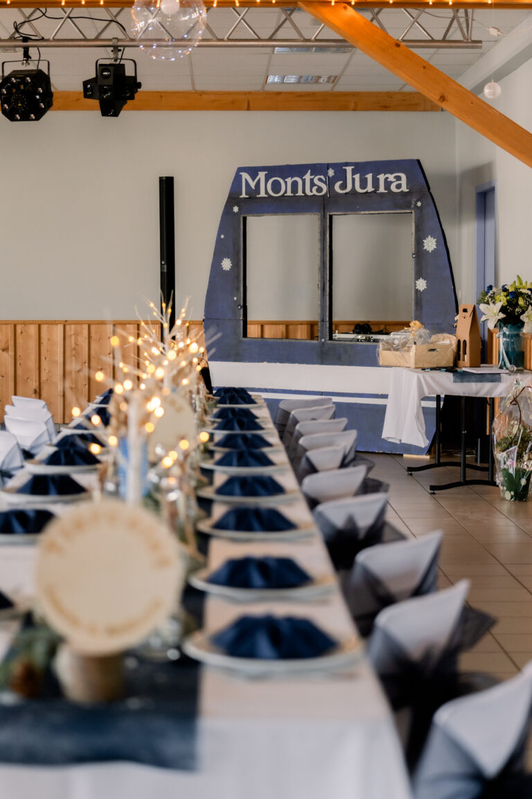 Photographe mariage Jura : salle de réception décorée en bleu marine et bois