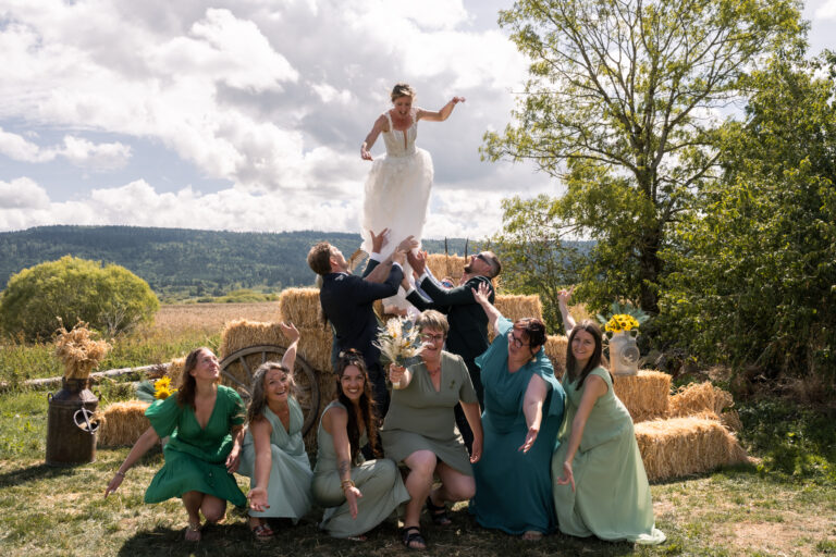 Photographe mariage Jura : amis qui portent la mariée à bout de bras