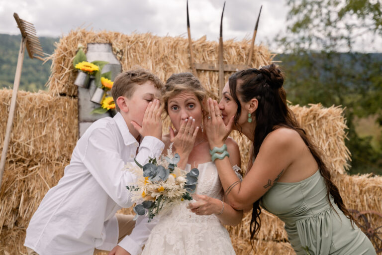 Photographe mariage Jura : mariée qui fait un bisou à une amie