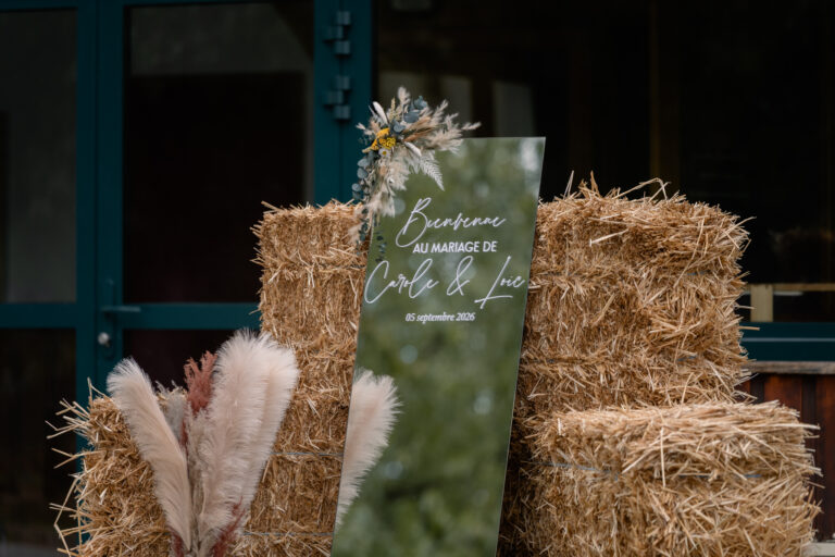 Photographe mariage Jura : décoration bohème avec bottes de paille et herbes de pampa