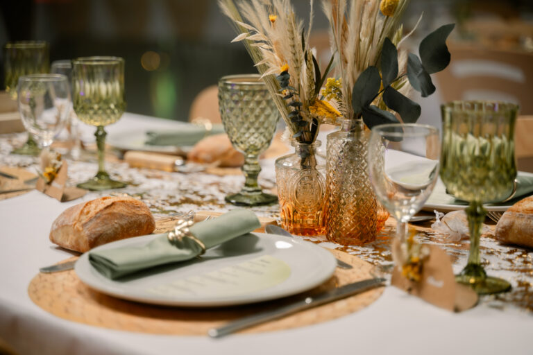 Photographe mariage Jura : table bohème avec fleurs séchées et verres verts