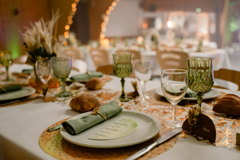 Photographe mariage Jura : table champêtre aux couleurs vert sauge et naturelles