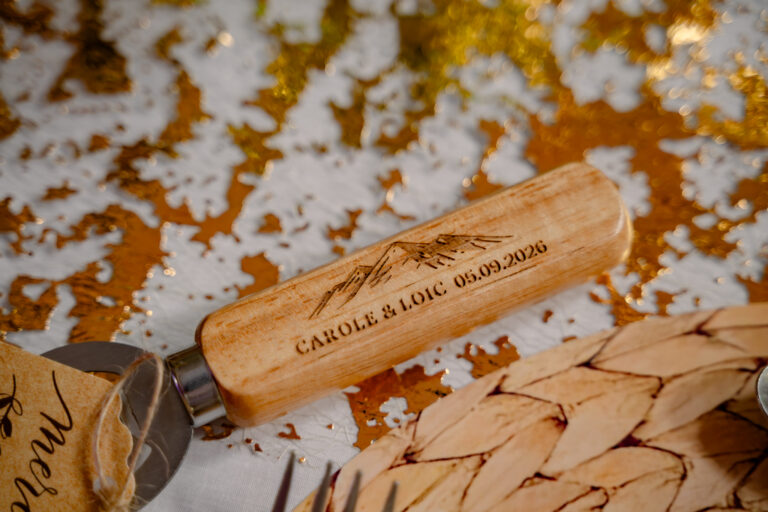 Photographe mariage Jura : marque-place gravé sur bois au milieu des confettis