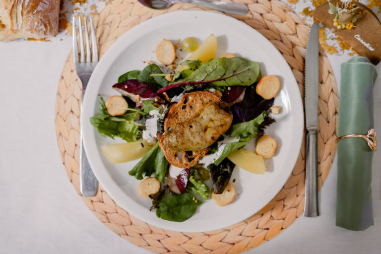 Photographe mariage Jura : entrée servie dans une assiette au décor bohème
