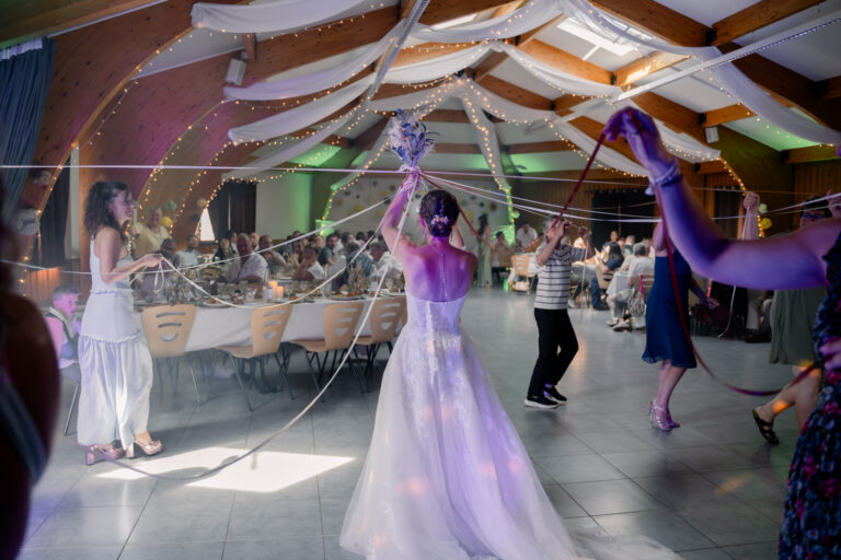 Photographe mariage Jura : mariée qui danse au milieu des invités
