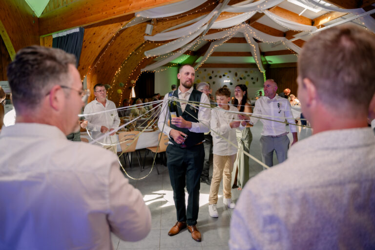 Photographe mariage Jura : invités qui dansent dans la salle