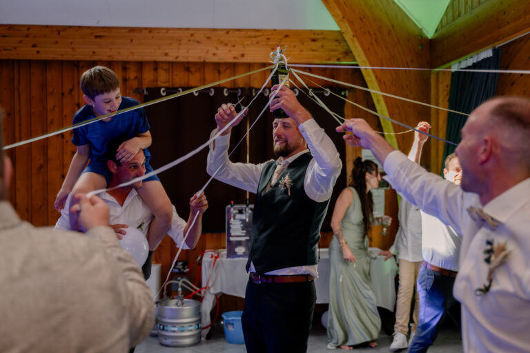 Photographe mariage Jura : haie d’honneur des invités pour les mariés