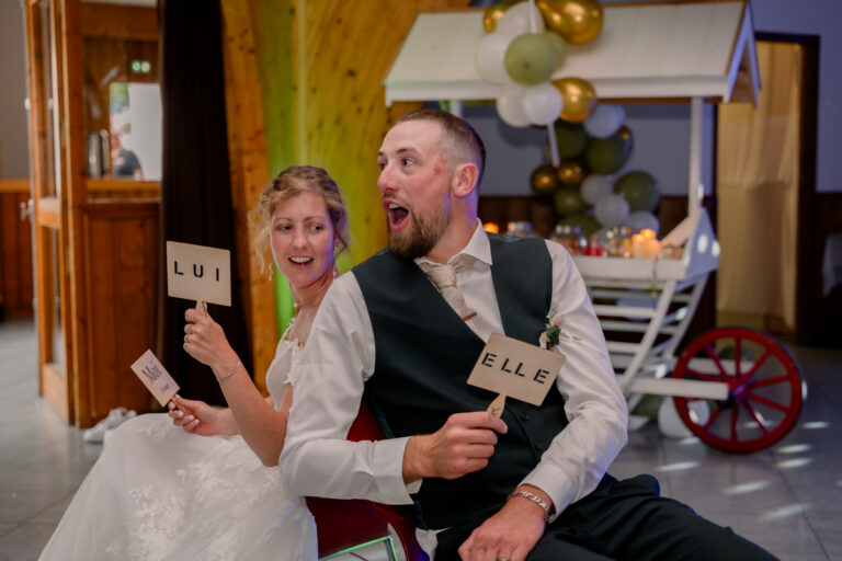 Photographe mariage Jura : mariés qui rient pendant un jeu