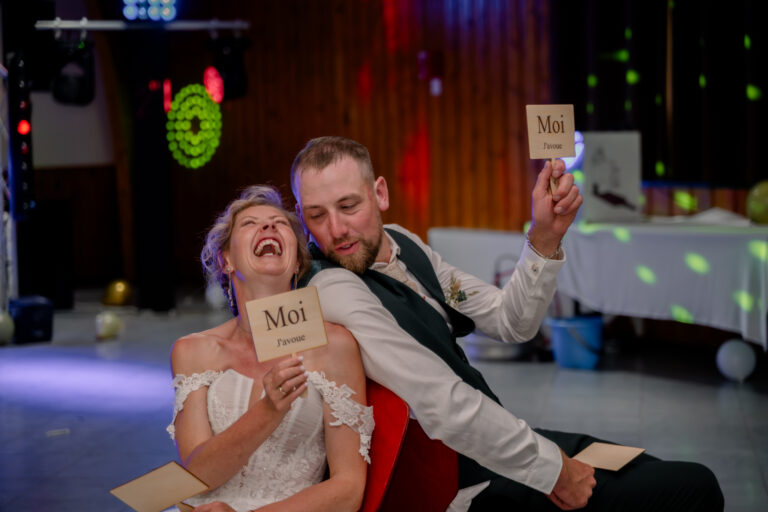 Photographe mariage Jura : mariés qui jouent devant leurs invités