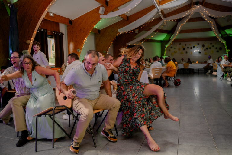 Photographe mariage Jura : invités assis en cercle pendant une animation