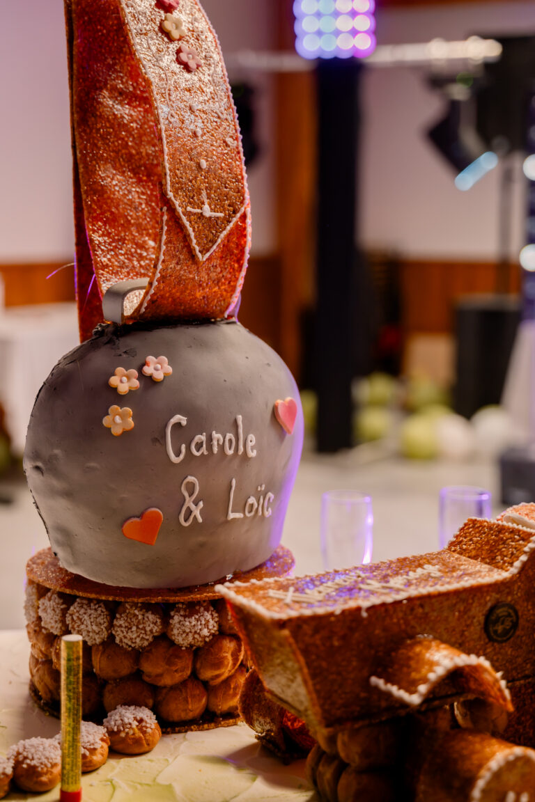 Photographe mariage Jura : pièce montée en choux décorée d’un tonneau en pâte à sucre