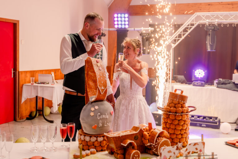 Photographe mariage Jura : mariés qui découvrent leur pièce montée