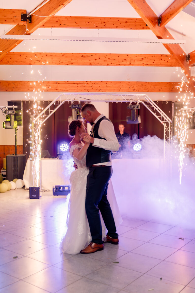 Photographe mariage Jura : ouverture de bal des mariés dans la fumée