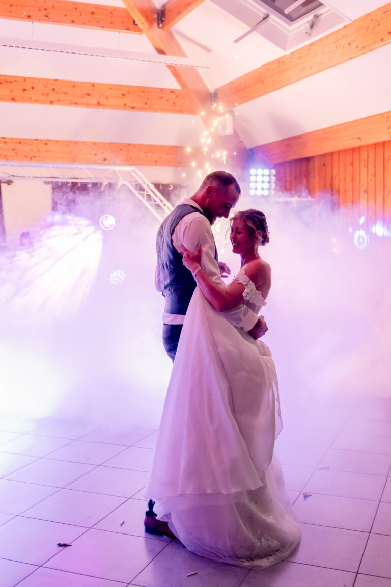 Photographe mariage Jura : première danse des mariés enlacés dans la fumée