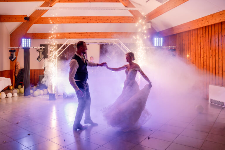 Photographe mariage Jura : ouverture de bal sous la charpente en bois
