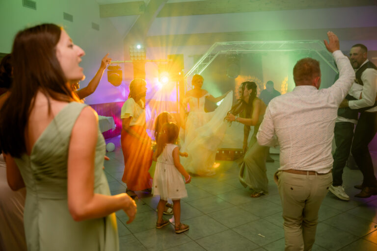 Photographe mariage Jura : piste de danse animée sous les spots de couleur