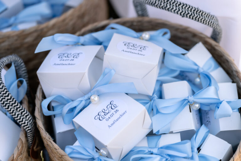 Photographe mariage Jura : panier de petits cadeaux d’invités en bleu ciel