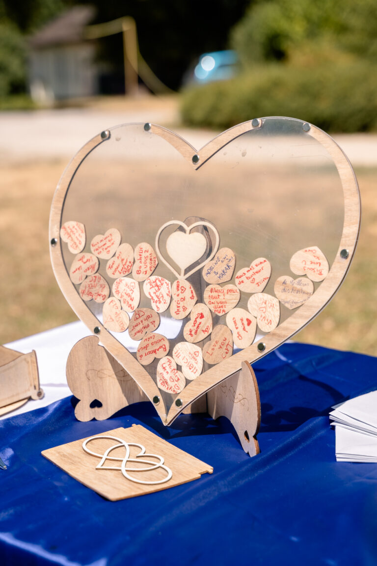 Photographe mariage Jura : livre d’or en cœur de bois pour les signatures des invités