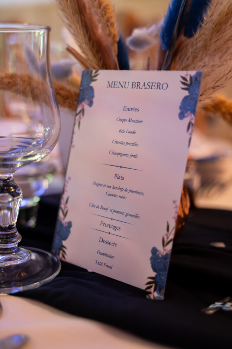 Photographe mariage Jura : menu du mariage dans les tons bleus