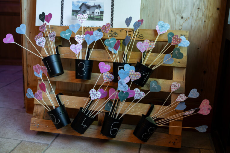 Photographe mariage Jura : présentoir de cœurs colorés pour les messages des invités