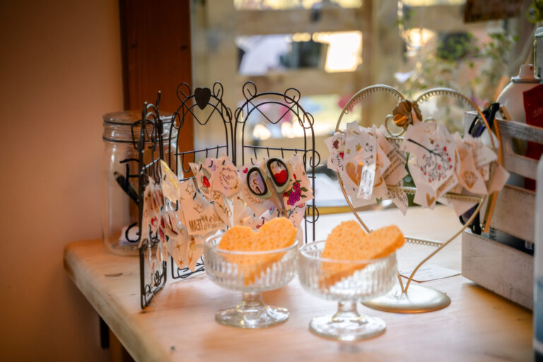 Photographe mariage Jura : verres et décoration lumineuse sur la table