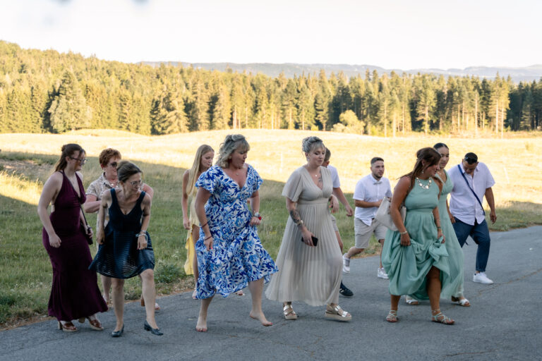 Photographe mariage Jura : invités qui dansent dans la lumière du soir