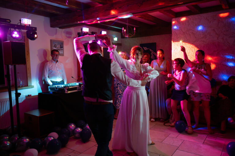 Photographe mariage Jura : mariés qui dansent au milieu des invités