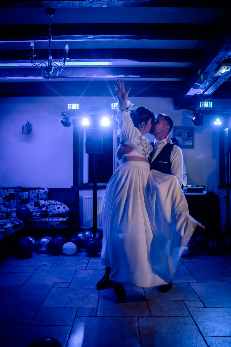 Photographe mariage Jura : mariés qui dansent sous la lumière bleue