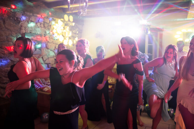 Photographe mariage Jura : invités qui dansent sous les projecteurs