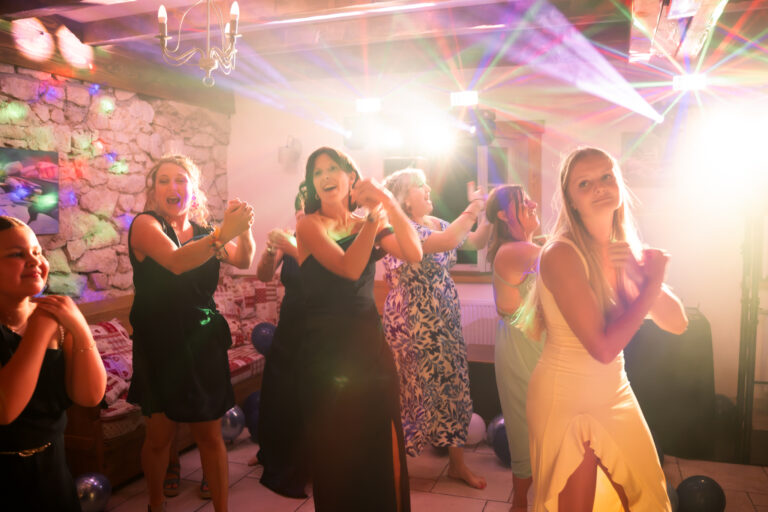 Photographe mariage Jura : invités qui font la fête sous les lumières